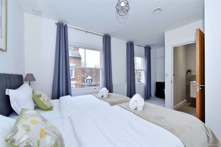 All inclusive short let. Beautifully designed duplex apartment in centre of Henley for short lets, from one week. All bills included. - Photo 3