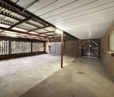 Spacious Family Home in Leafy Cul-De-Sac, with Pool! - Photo 3