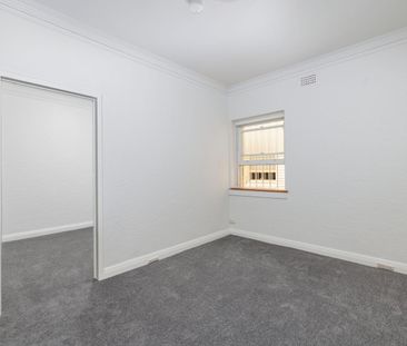 Village lifestyle in Art Deco landmark building - Photo 1