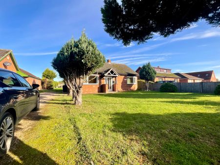 2 bedroom Detached Bungalow to let - Photo 2