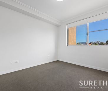 "Modern Apartment in Central location, Walk to all Amenities" - Photo 2
