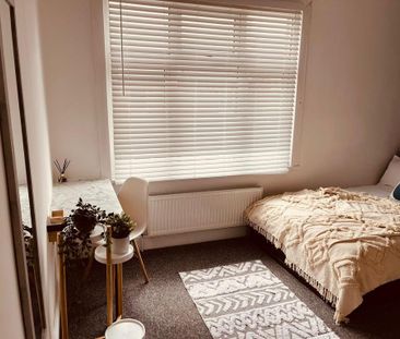 1 bedroom in a house share to rent - Photo 2