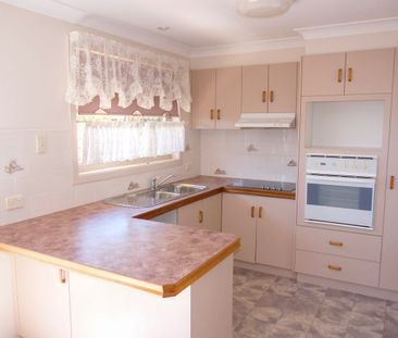 FAMILY HOME IN QUIET NEIGHBOURHOOD - Photo 3