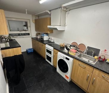 Room in a Shared Flat, Cottingley Heights, LS11 - Photo 2