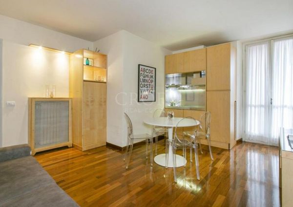 Spanish Steps .Charming two-room apartment with balcony and views over the rooftops of Rome . In residence with dayluy cleaning , A/C wifi , consierge. Rif #1948