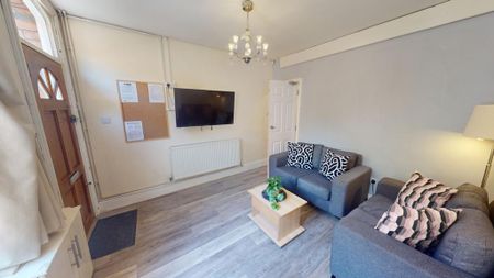 4 bedroom semi-detached house to rent - Photo 2