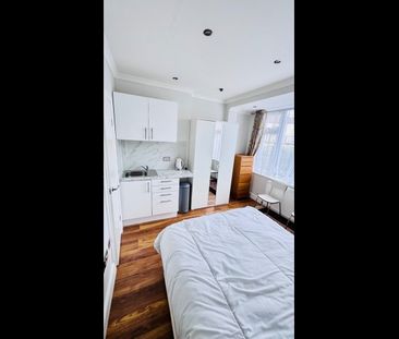 Room in a Shared House, Links Avenue, SM4 - Photo 3