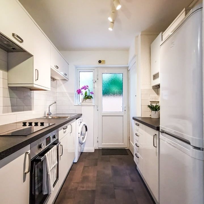 2 Bed Flat, Bath Road, RG1 - Photo 1