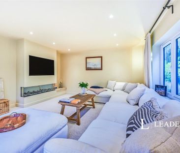 4 bedroom detached house to rent - Photo 2