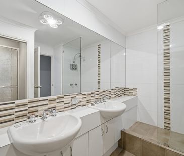 Stylish Townhouse Living in Prestigious Kew - Photo 3