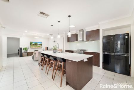 Large 4 Bedroom Home in Tarneit - Photo 4