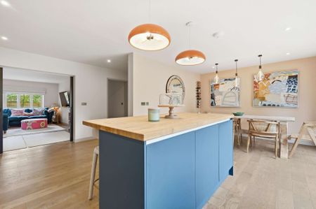 Immaculate modern house in sought after coastal location - Photo 4