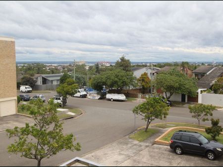 Lovely 2 bedroom unit with water views - Photo 5
