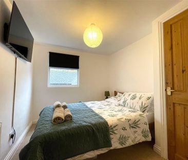 4 bedroom end of terrace house to rent - Photo 5