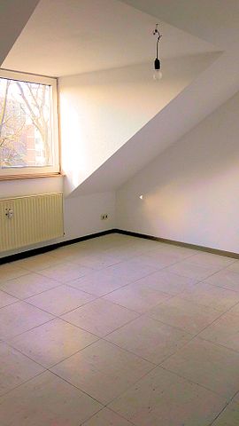 Gepflegtes Dachappartement mit Pantryküche und TG-Stellplatz (Zeitmietvertrag!) - Foto 3
