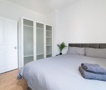 2 Bed Flat, Royal Crescent, W11 - Photo 4