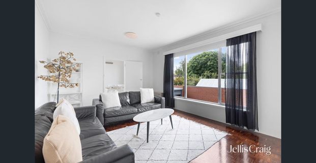 Central Fully Furnished Apartment – How Convenient! - Photo 1