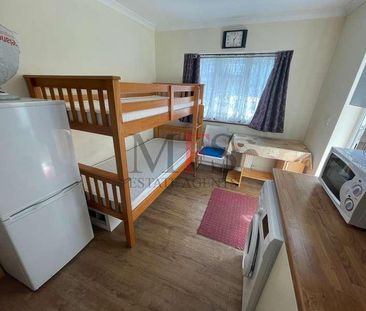 Minterne Ave, Norwood Green, UB2 - Photo 4