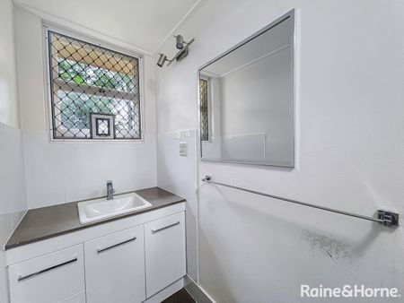 Fully Furnished Convenient Unit with Leafy Outlook - 6 month lease only - Photo 3