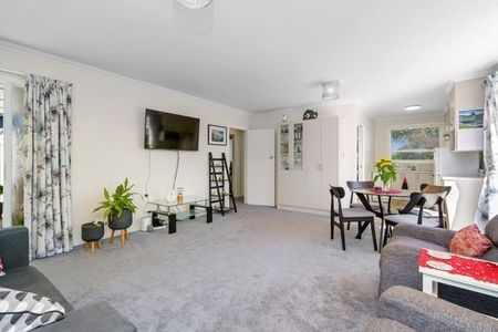 Beautiful, Two Bedroom Unit In Popular Cambridge East - Photo 2