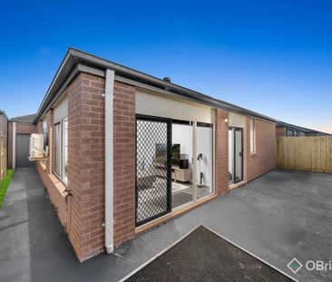 Modern 4-Bedroom Home for Lease in Clyde, VIC - Photo 2