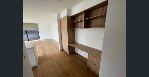 Brand new bright and high spec townhouse in Hampton East - Photo 1