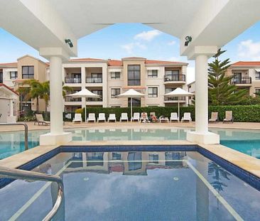 Beachfront 2-Bed Apartment with Stunning Ocean Views - Photo 2