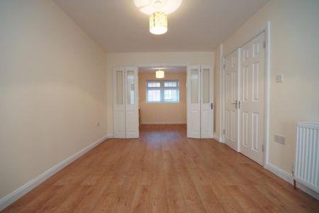 4 bedroom end of terrace house to rent - Photo 4