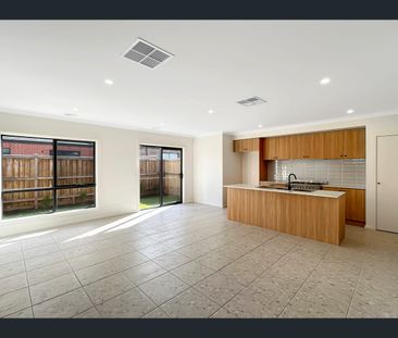 8 Leith Road, Thornhill Park, Vic 3335 - Photo 3