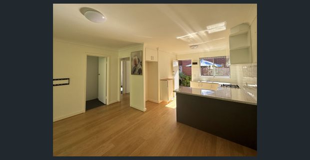 Hi, I’m your inner-city unit ready to move in with a private yard - Photo 1