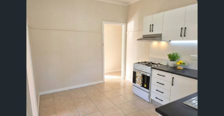 Convenient Location! Close to shops, school and public transport! - Photo 5