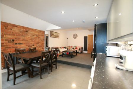 6 Bed Terraced House, Blenheim Road, RG1 - Photo 2