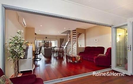 3 Level Townhouse In Central Indooroopilly - Photo 2