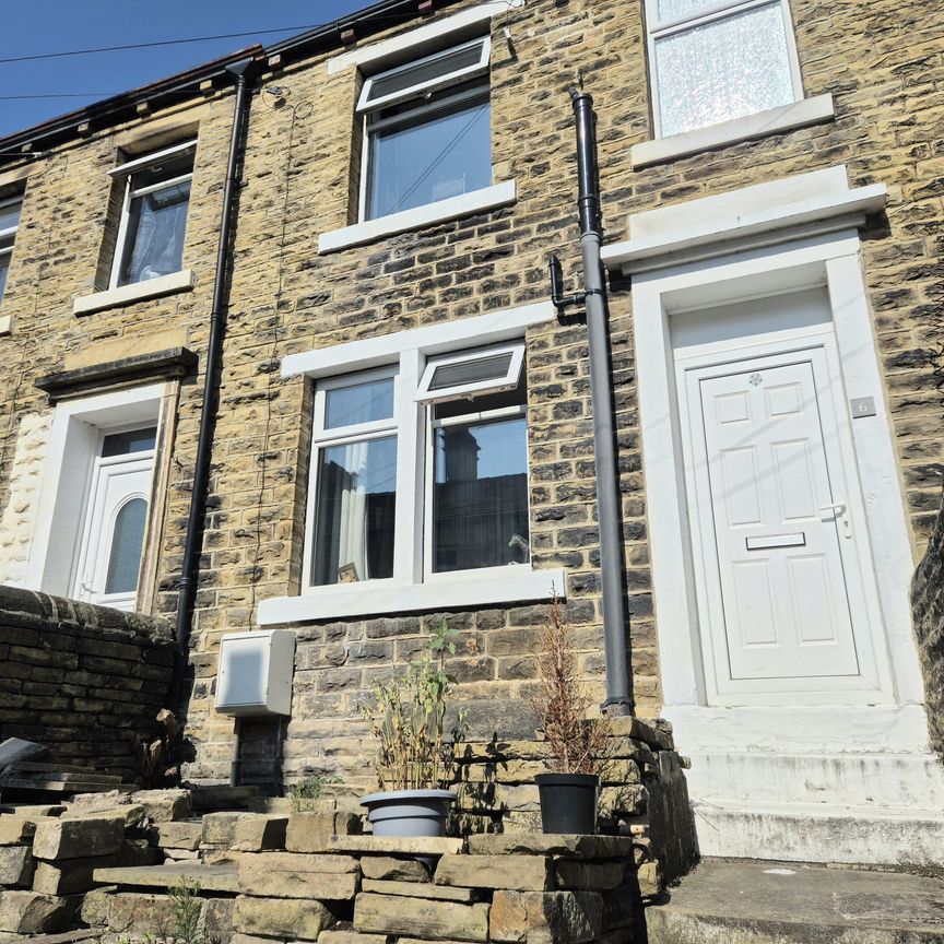 Empsall Row, Brighouse - Photo 1