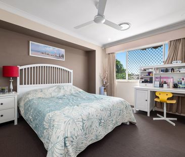 Spacious Family Home with Pool, Solar Power & Dual-Living Potential - Photo 6