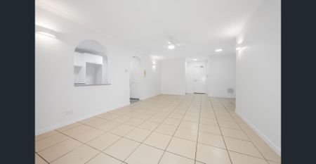 3 Bedroom Renovated Apartment in Hamilton - Photo 2