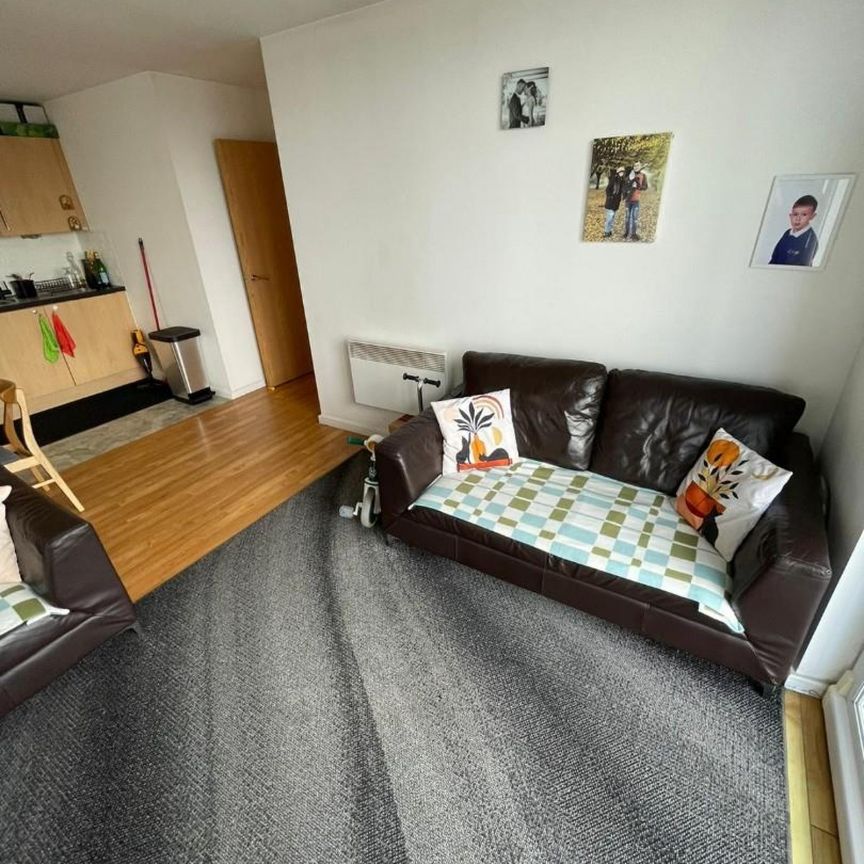 2 bedroom Flat To Let - Photo 1