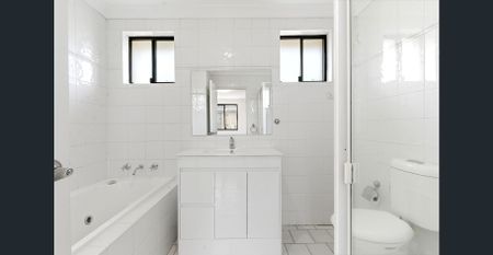 Spacious & Stylish Townhouse In Convenient Location - Photo 3