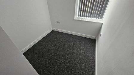 2 bed Flat - To Let - Photo 4