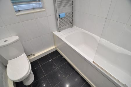 2 bed Apartment - To Let - Photo 4