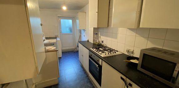 1 bedroom in a house share to rent - Photo 2