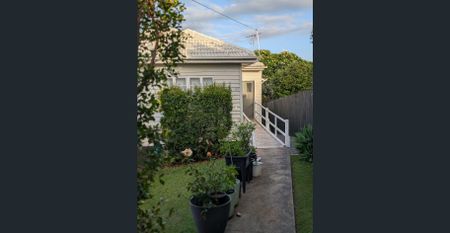 Cute 3 Bedroom home in Prime location ! - Photo 3