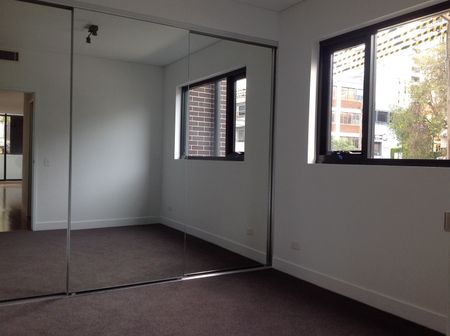 New painting and floor board, Large bedroom, close to everything! - Photo 2