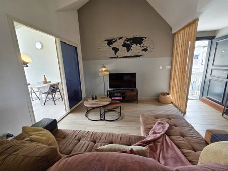 Location Appartement 4 pièces 81m² ST DENIS 97400 - Photo 2