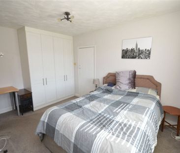 1 Bed Terraced House, Longroyd Place, LS11 - Photo 3