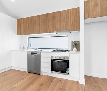 Modern Living in Prime Yarraville Location - Photo 3