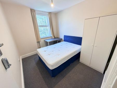 4 bedroom terraced house to rent - Photo 3