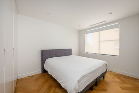 Contemporary & Elegant Coastal Apartment - Photo 2