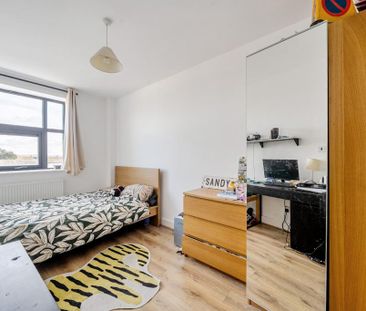 3 bedroom flat to rent - Photo 3