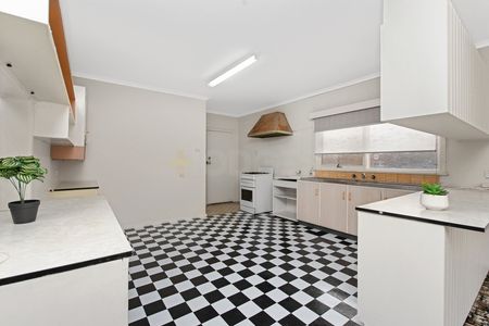 Spacious 4-Bedroom Home in Maribyrnong - Photo 3